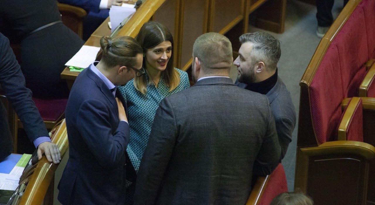 На п'ятничне засідання виноситься більше 30 питань.