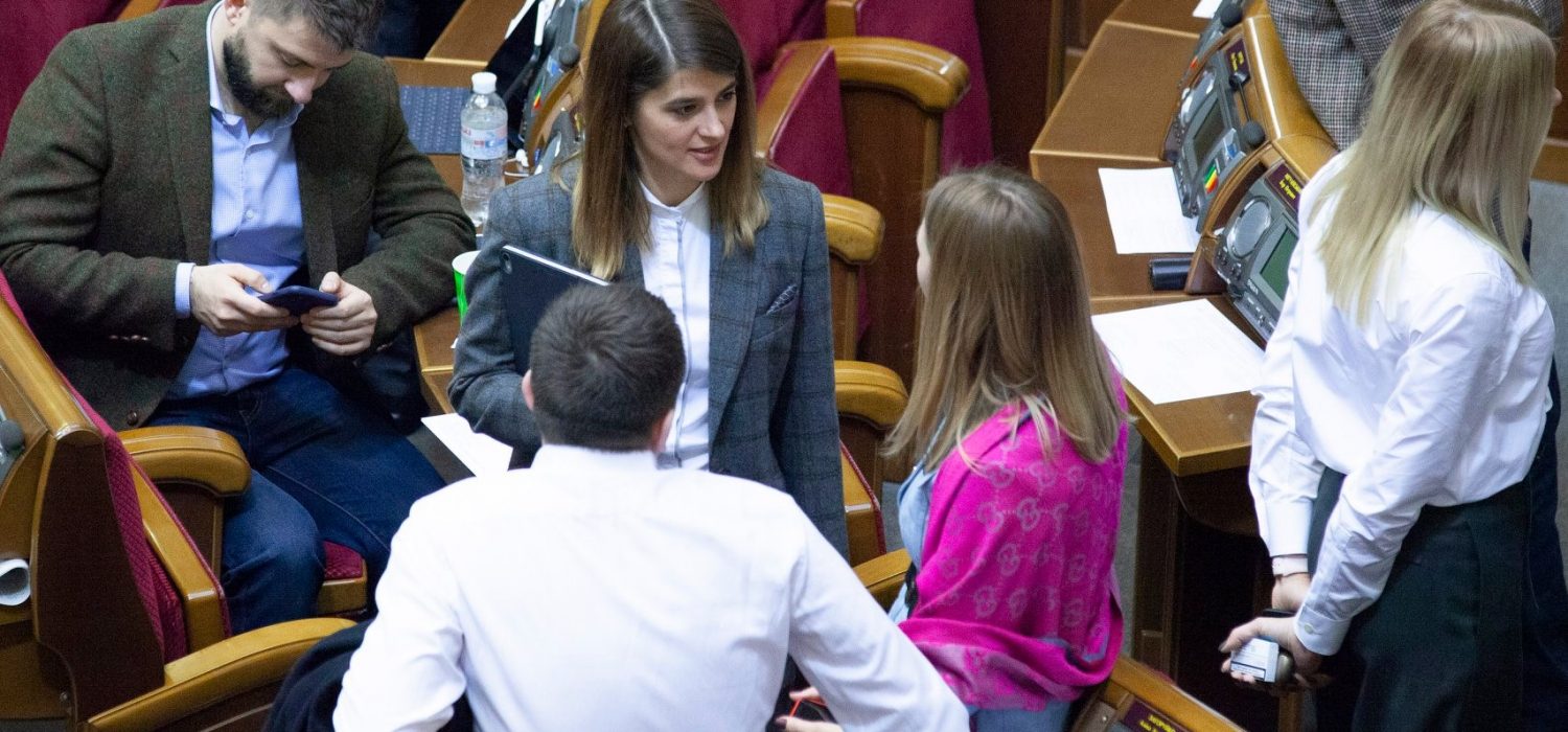 Сьогодні в раді важливий день - на порядку денному зміни до Конституції у частині децентралізації влади.
